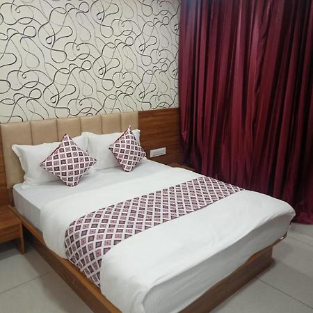 Hotel Dreamland Вадодара Екстер'єр фото