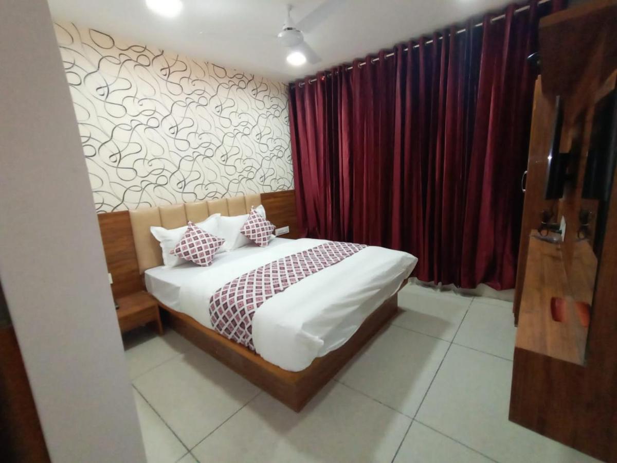 Hotel Dreamland Вадодара Екстер'єр фото
