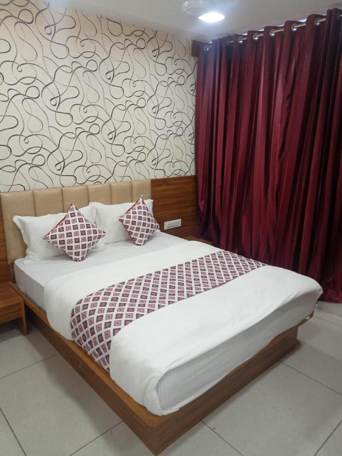 Hotel Dreamland Вадодара Екстер'єр фото